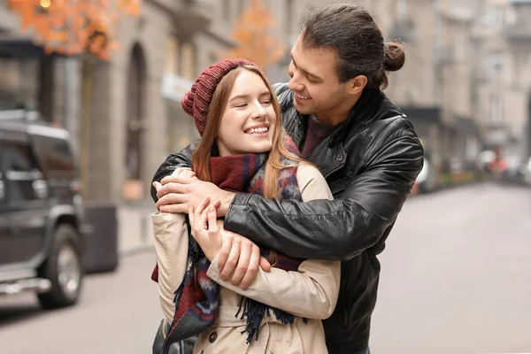 Pareja feliz caminando en la ciudad de otoño — Foto de Stock