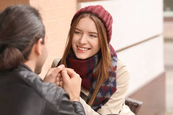 Pareja feliz sentada en la cafetería al aire libre el día de otoño — Foto de Stock