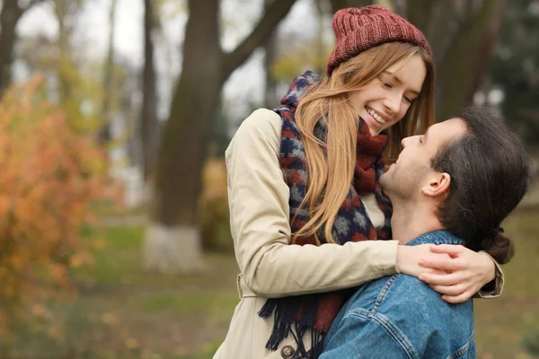 Pareja feliz descansando en el parque de otoño — Foto de Stock