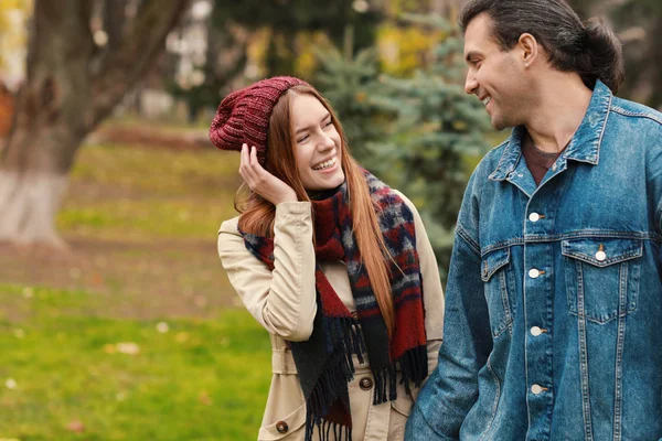 Pareja feliz caminando en el parque de otoño — Foto de Stock