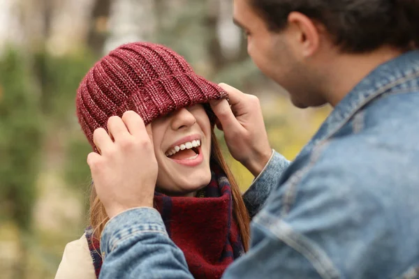 Casal feliz se divertindo no parque de outono — Fotografia de Stock