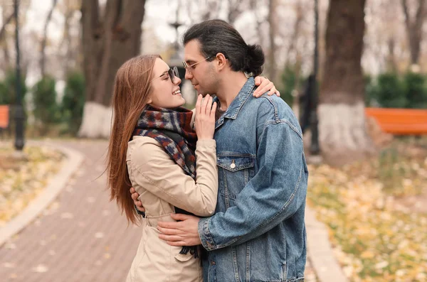 Pareja feliz caminando en el parque de otoño — Foto de Stock