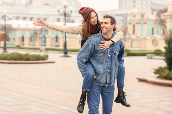 Счастливая пара веселится в осеннем городе — стоковое фото