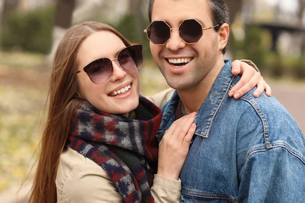 Pareja feliz caminando en el parque de otoño — Foto de Stock