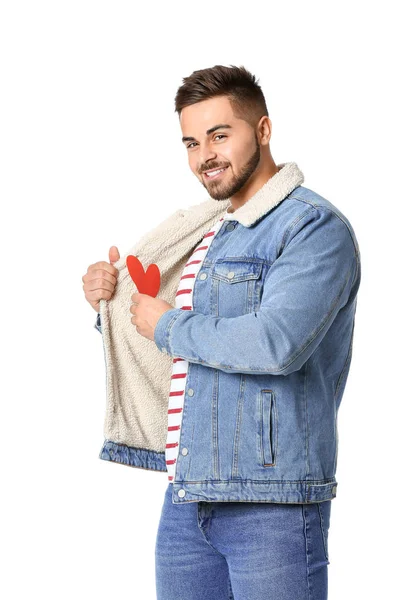 Hombre guapo con corazón rojo sobre fondo blanco. Celebración de San Valentín —  Fotos de Stock
