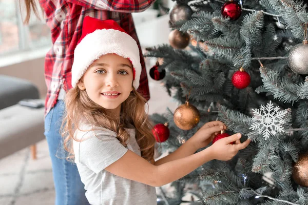 Little girl and her mother decorating Christmas tree at home — Stock Photo, Image