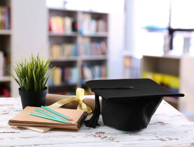 Modern kütüphanede havan mermisi, diploma ve kırtasiye sehpası