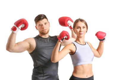 Beyaz arkaplanda sportif genç boksörler