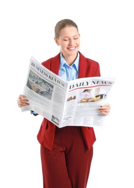 Beyaz arka planda gazetesi olan genç iş kadını.