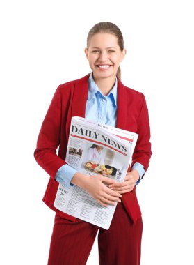 Beyaz arka planda gazetesi olan genç iş kadını.