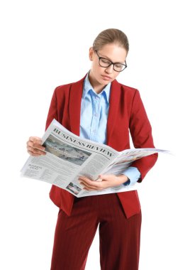 Beyaz arka planda gazetesi olan genç iş kadını.