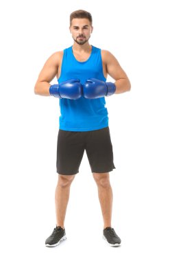Beyaz arka plana karşı sportif genç boksör