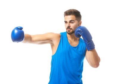 Beyaz arka plana karşı sportif genç boksör