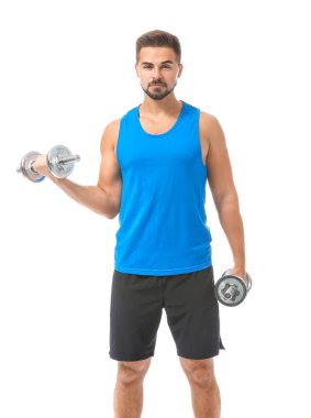 Beyaz arka planda dambılları olan sportif bir genç.