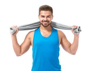 Beyaz arka plan üzerinde sportif genç adam