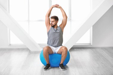 Spor salonunda a ile sportif genç adam eğitim