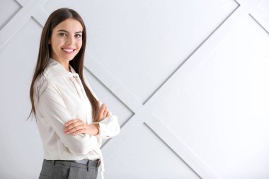 güzel genç işkadını ışık arka plan üzerinde