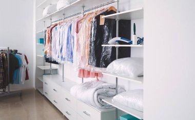 Modern kuru temizlemecinin iç