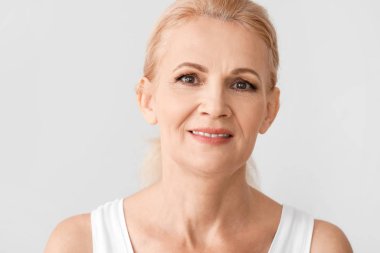 Açık renkli güzel Olgun kadın portresi