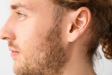 İşitme sorunu, closeup ile genç adam