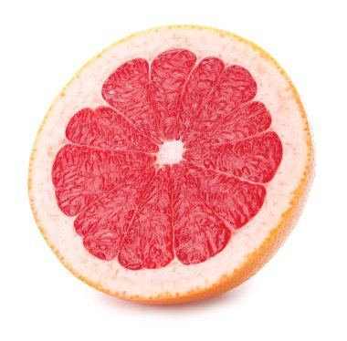 Beyaz arkaplanda taze kesilmiş greyfurt