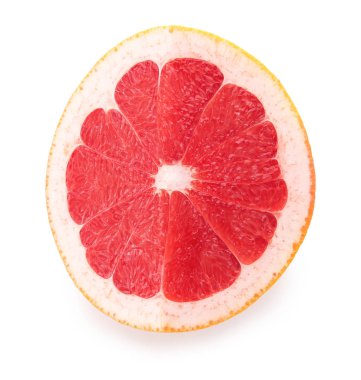 Beyaz arkaplanda taze kesilmiş greyfurt