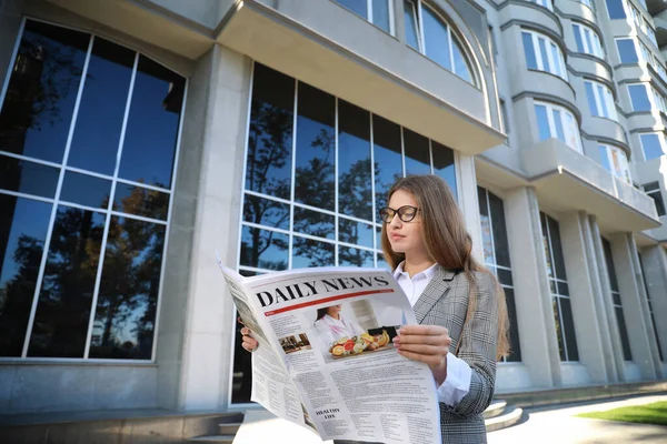 Joven empresaria con periódico al aire libre — Foto de Stock