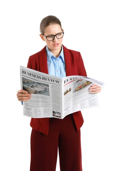 Mladá podnikatelka s novinami na bílém pozadí — Stock fotografie