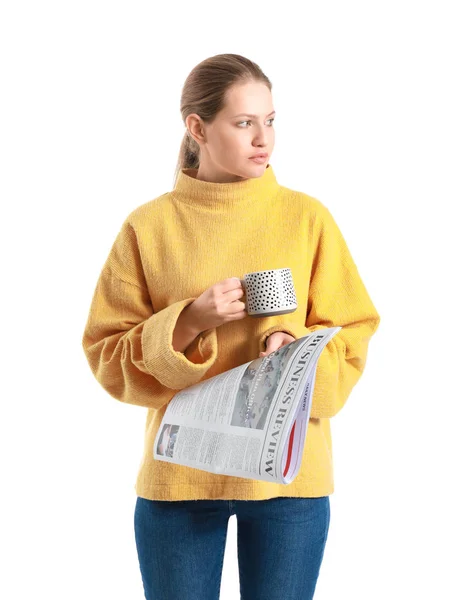 Ung kvinde med avis og kop kaffe på hvid baggrund - Stock-foto