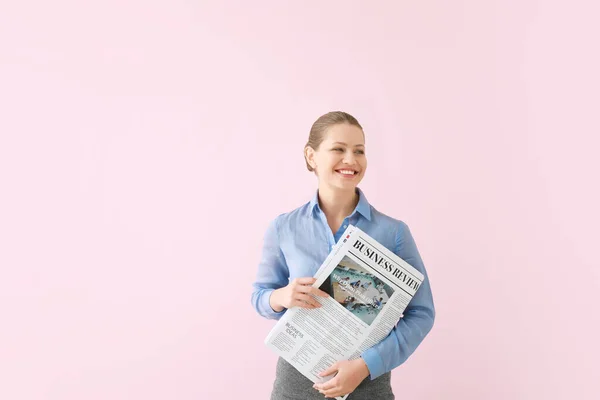 Joven empresaria con periódico sobre fondo de color — Foto de Stock