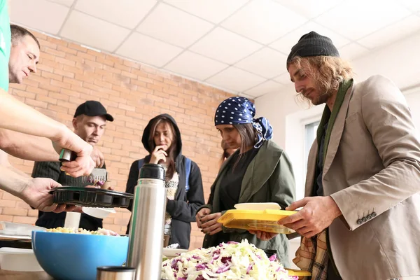 Добровольцы дают пищу бездомным — стоковое фото