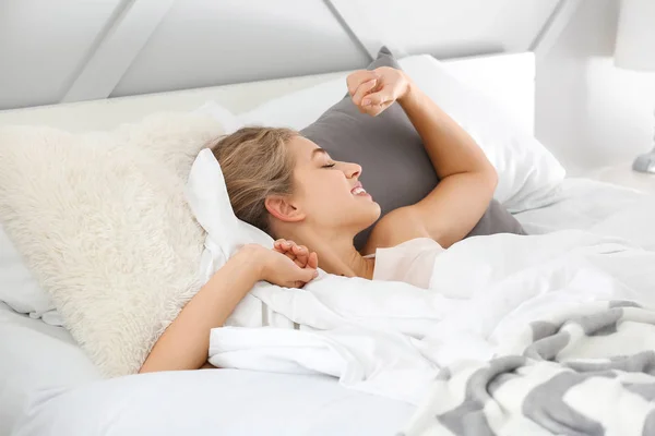 Morning of beautiful young woman in bed — Stock Photo, Image