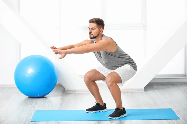 Joven deportista entrenando en el gimnasio —  Fotos de Stock