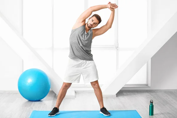 Sporty young man training in gym — Stock Photo, Image