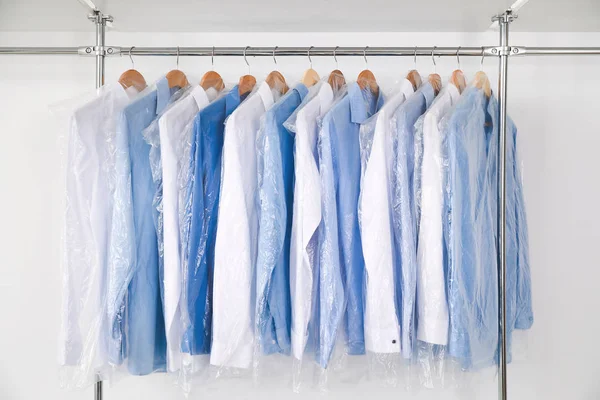 Modern kuru temizlemeci giysileri ile Raf — Stok fotoğraf