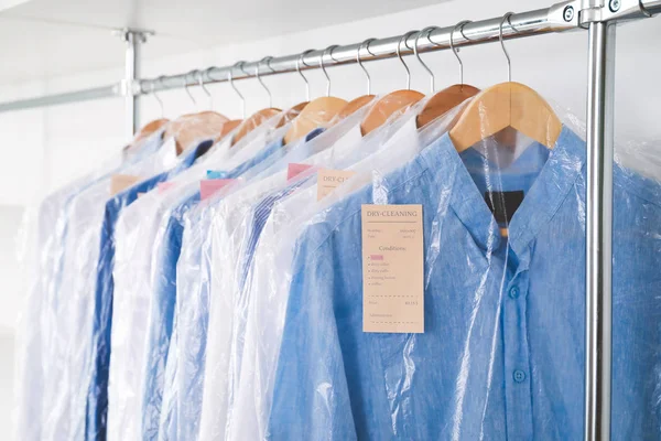 Rack dengan pakaian di modern dry-cleaner 's — Stok Foto