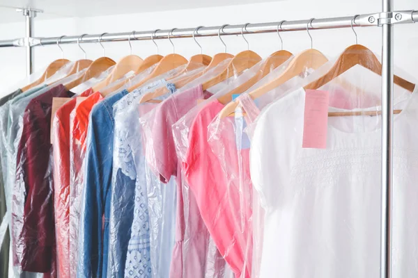 Rack com roupas na moderna lavandaria a seco — Fotografia de Stock