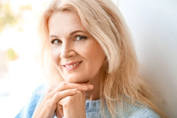 Retrato de bela mulher madura perto da janela — Fotografia de Stock