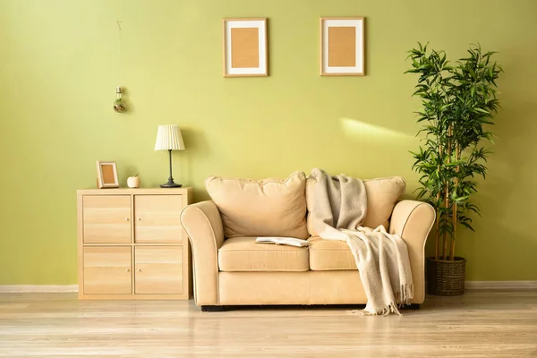Stilvolles Interieur des Zimmers mit bequemem Sofa — Stockfoto