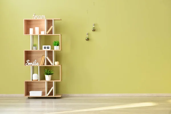 Rack med elegant inredning nära färg vägg i rum — Stockfoto