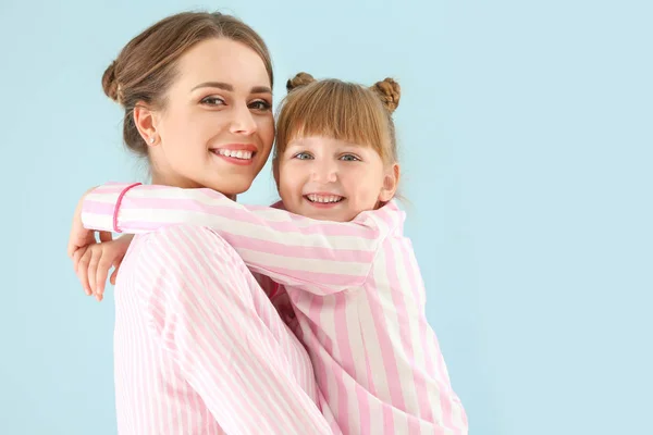 파자마를 입은 행복 한 어머니와 딸의 사진 컬러 배경 사진 — 스톡 사진