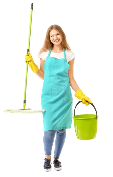 Mulher zeladora com suprimentos de limpeza em fundo branco — Fotografia de Stock