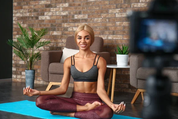 African-American female blogger recording sports video at home — Stock Photo, Image