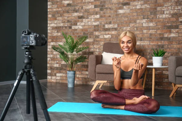 African-American female blogger recording sports video at home — Stock Photo, Image