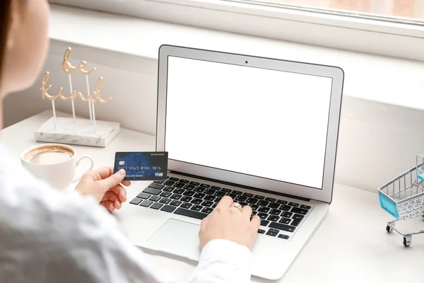 Jeune femme avec carte de crédit et achats informatiques en ligne à la maison — Photo