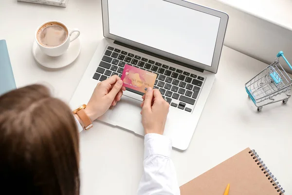 Νεαρή γυναίκα με πιστωτική κάρτα και ηλεκτρονικό υπολογιστή online ψώνια στο σπίτι, top view — Φωτογραφία Αρχείου