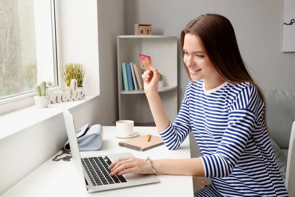 Młoda kobieta z karty kredytowej i zakupów komputerowych online w domu — Zdjęcie stockowe