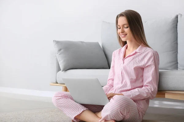 Young woman shopping online at home — Stock Photo, Image
