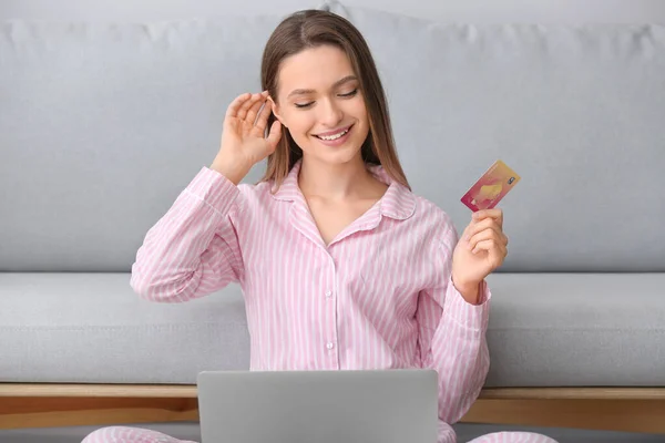 Jeune femme avec carte de crédit et achats informatiques en ligne à la maison — Photo