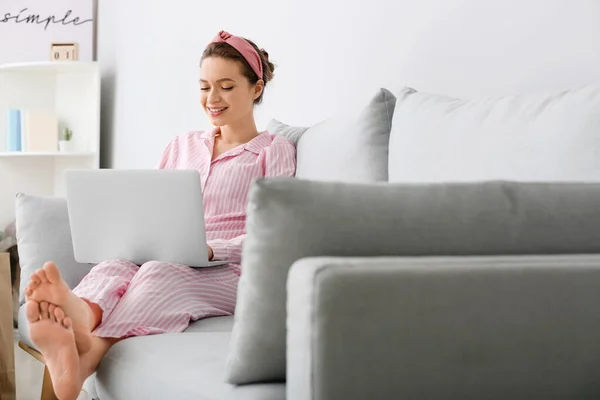 Jovem mulher compras on-line em casa — Fotografia de Stock